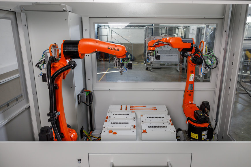 KUKA: KR CYBERTECH steckt Modulverbinder für Hochvoltbatteriepacks